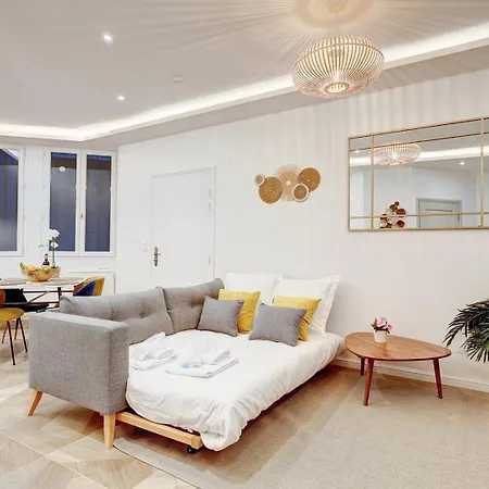 Martine Suite, Place De La Republique Paris