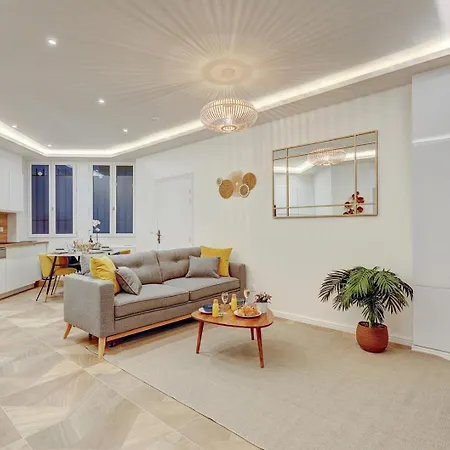 Apartment Martine Suite, Place De La Republique