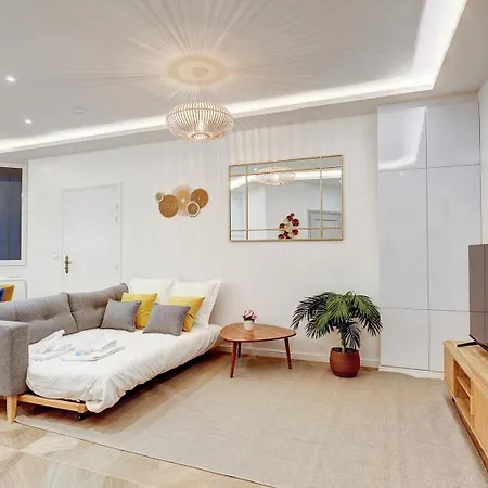 Martine Suite, Place De La Republique Apartment *