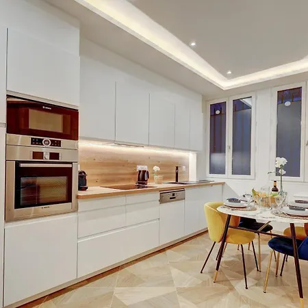 Martine Suite, Place De La Republique * Paris