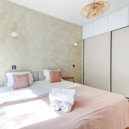 Martine Suite, Place De La Republique Paris