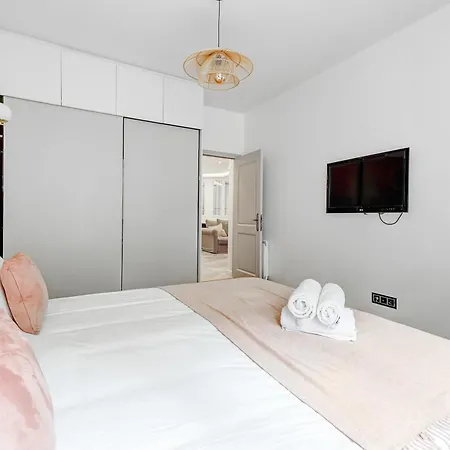 Apartment Martine Suite, Place De La Republique *