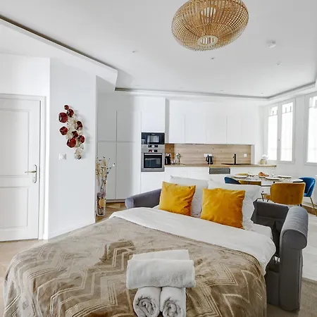 Martine Suite, Place De La Republique Paris