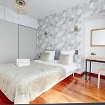 Martine Suite, Place de la République