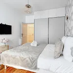 Martine Suite, Place de la République
