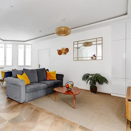 Martine Suite, Place De La République