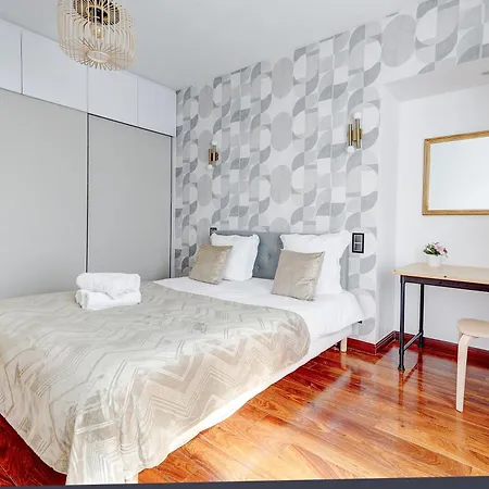 Martine Suite, Place De La République *