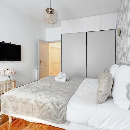 Martine Suite, Place De La République