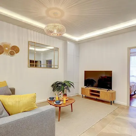 Martine Suite, Place De La République *